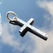 H.F.B. 925 STERLING SILVER DAINTY TEXTURED CROSS PENDANT - $523.39 MXN