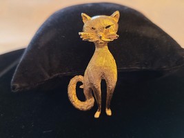 Vintage Mid-Century B.S.K. Yellow Gold Tone Sitting Siamese Cat Brooch Pin - £31.44 GBP