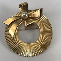 Coro Gold Tone Metal Designer Wreath With Bow And Pearl Accent Pin Brooch Vtg - $16.61