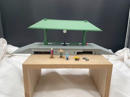 Unbranded Train Bus Depot Platform HO Scale Clock Benches Hydrant plus 5... - $14.52