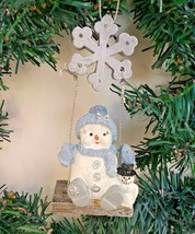 Encore Snow Buddies Powder Puff on Snowflake Swing Ornament 94623 w/ Box 2000 - £6.24 GBP