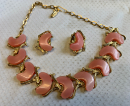 Vtg Necklace &amp; Earrings Set High End Costume Jewelry Pink Jelly Lucite Goldtone - £23.42 GBP