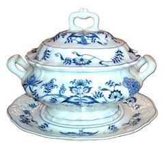Blue Danube Soup Tureen with Lid and Under Plate Blue Onion Pattern - $2,090.63 MXN