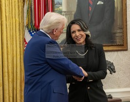 President Donald Trump And Tulsi Gabbard Shaking Hands 11X14 Photo Poster - £12.69 GBP