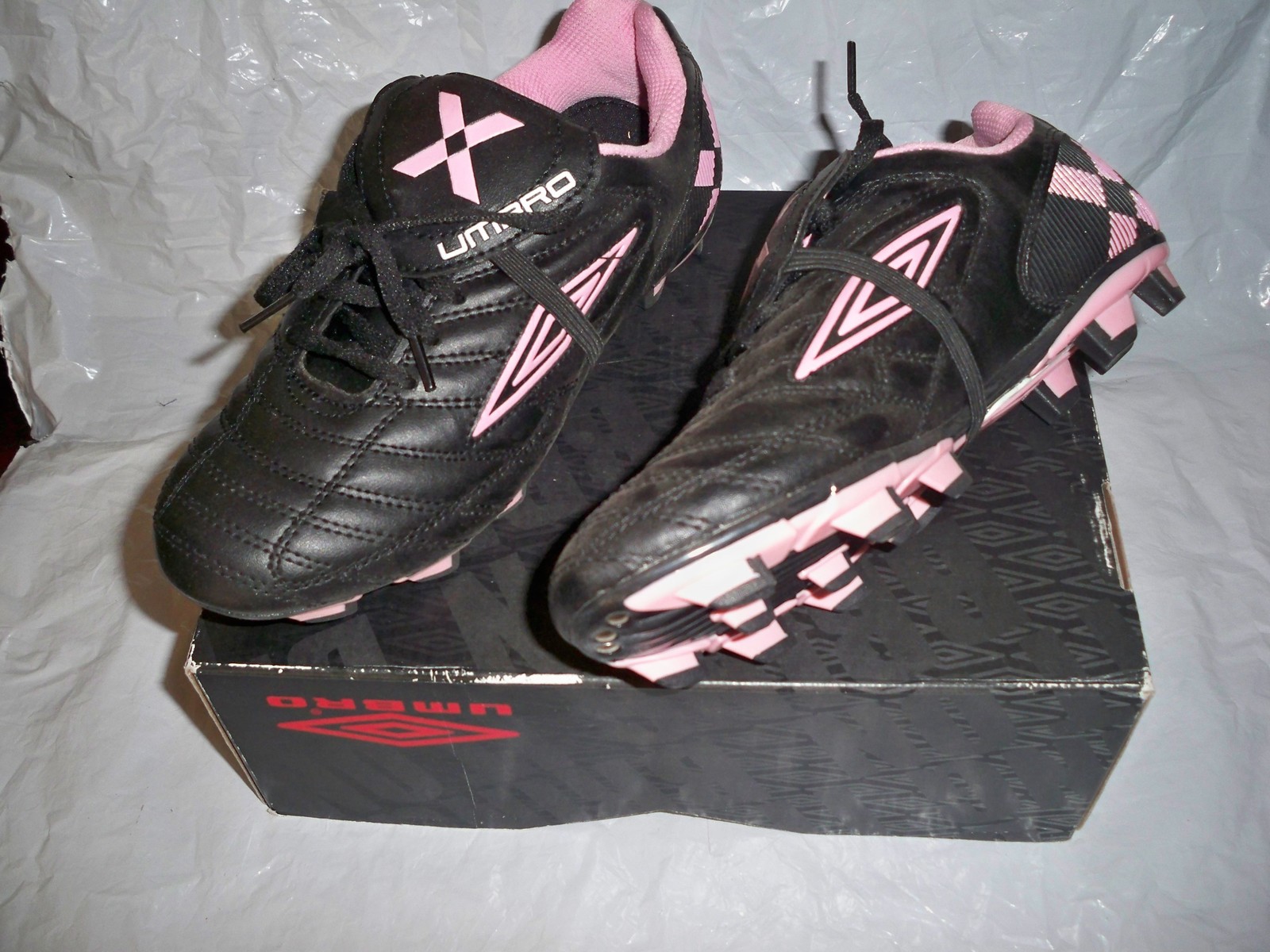 WOMEN'S UMBRO CORSICA FORCE SOCCER CLEATS SHOES BLACK/PINK NEW $68 SIZE 6 - $48.99