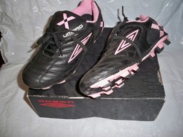 WOMEN&#39;S UMBRO CORSICA FORCE SOCCER CLEATS SHOES BLACK/PINK NEW $68 SIZE 6 - $48.99