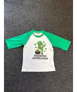 St. Patrick's Day Shamrock Raglan Crewneck Tee Kids White Green Size 4Y - $244.99 MXN St. Patrick's Day Shamrock Raglan Crewneck Tee Kids White Green Size 4Y - $244.99 MXN