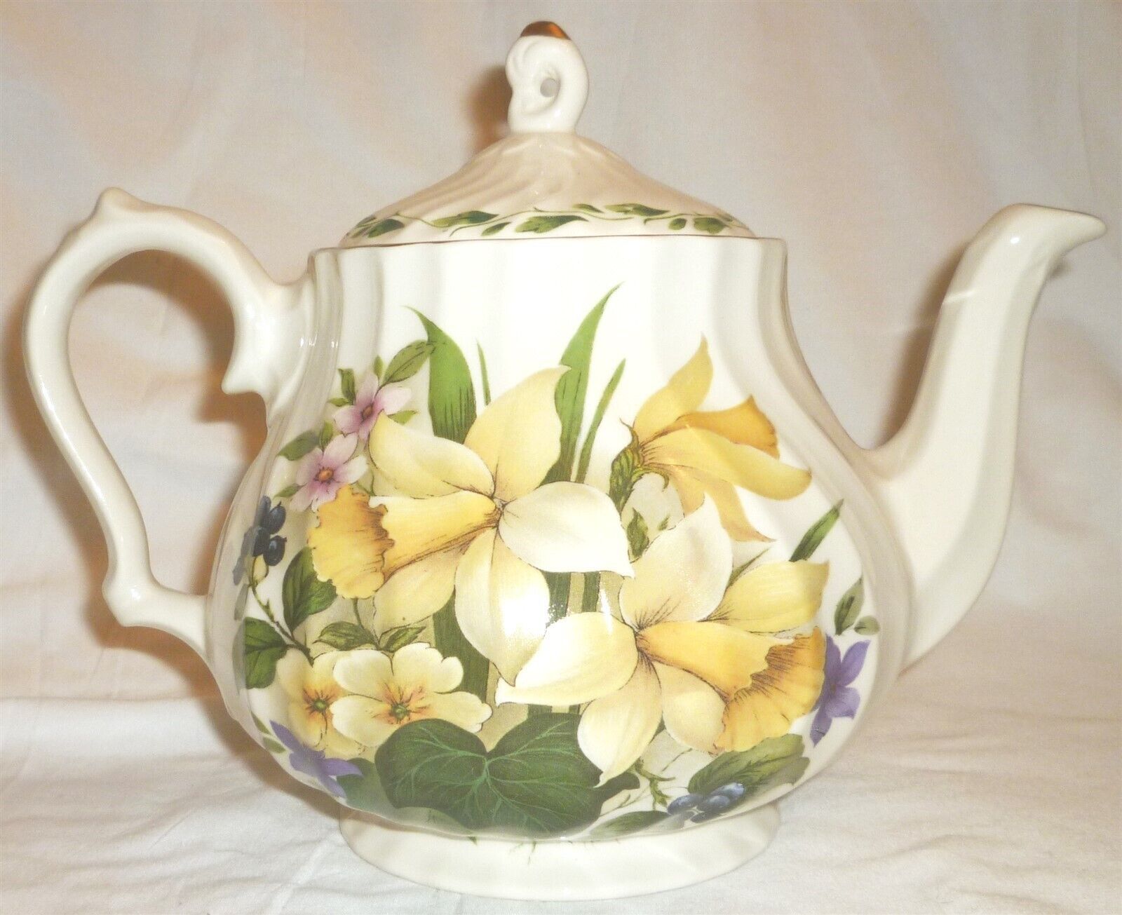 GORGEOUS YELLOW NARCISSUS FLOWERS PORCELAIN TEAPOT CHURCHILL MADE IN ROM... - $38.00