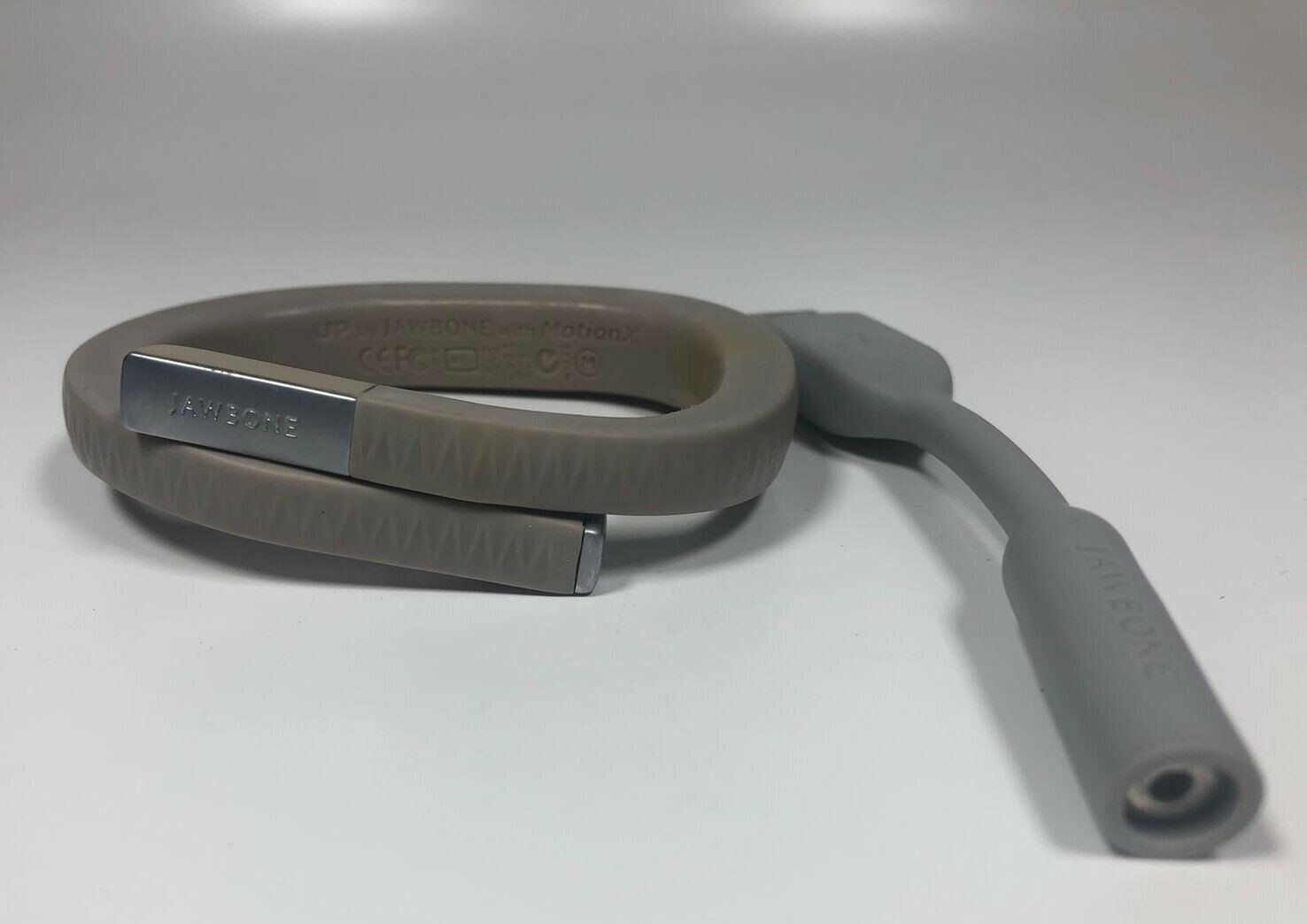 Hasta Por Quijada Aptitud Seguimiento Pulsera En Gris- Medio - $7.90