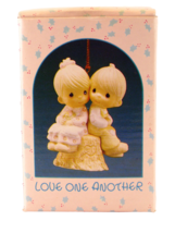 PRECIOUS MOMENTS LOVE ONE ANOTHER ORNAMENT 1989 (522929) - £10.23 GBP