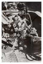 mm727 - Queen Alexandra in carriage accepts roses - print 6x4 - £2.18 GBP