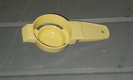 Vintage Tupperware #779-8 Tan Beige Egg Separator Kitchen Tool - $149.36 MXN