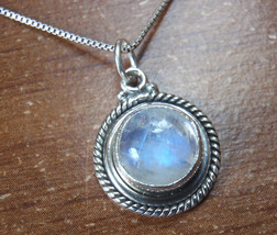 Round Moonstone 925 Sterling Silver Pendant with Rope Style Accented Perimeter - £7.23 GBP