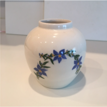 Vtg Floral White Ceramic Vase 1974 Vintage - £12.74 GBP