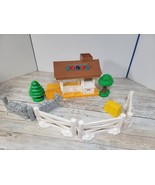 Fisher Price Geotrax Horse Stable rock stone walls trees bale of hay fences - $324.07 MXN