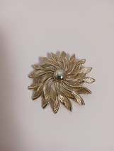 Vintage Sarah Coventry Feather Flower Brooch Gold Tone Spiral Leaf - $168.38 MXN