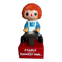 Vintage 1975 &quot; Staple With Raggedy Ann&quot; Stapler Janex Bobbs-Merrill - $294.85 MXN