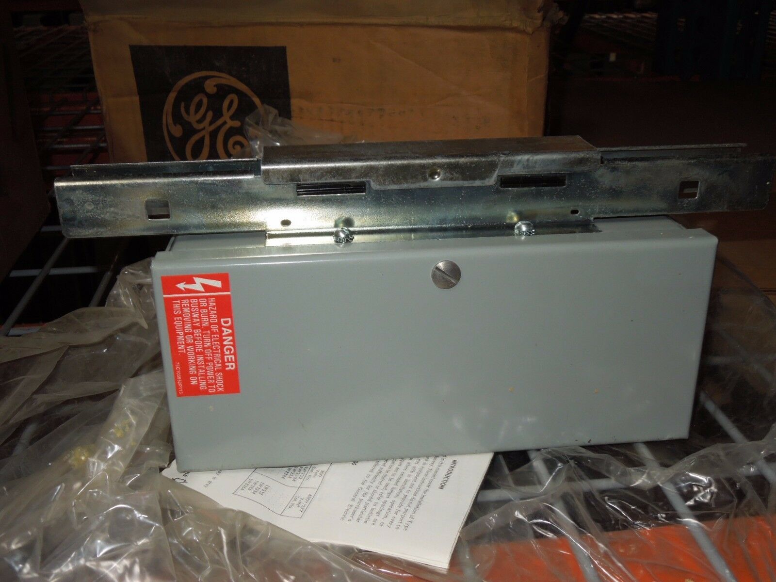GE LW33CB 30A 3p 300V LW Busway Center Feed-In Box (Underslung) New Surplus - $75.00