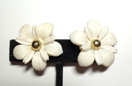 Vintage SARAH COVENTRY White FLOWER 1&quot; CLIP ON Earrings - £11.95 GBP