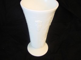 VINTAGE WHITE MILK GLASS FOOTED TALL FLOWER VASE 10&quot; X 5 GRAPE VINE DESIGN - £11.86 GBP