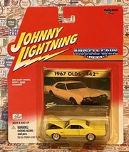 Johnny Lightning 1967 Olds 442 Muscle Cars USA Collection 1:64 Diecast Yellow - £12.74 GBP
