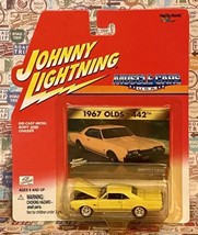 Johnny Lightning 1967 Olds 442 Muscle Cars USA Collection 1:64 Diecast Yellow - £12.06 GBP