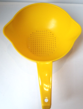  Tupperware Quart Yellow 1 Handle 2 Spout Plastic Strainer Colander  1200-2 - £7.75 GBP