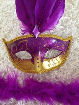 Adult Pretty Purple &amp; Gold Mardi Gras Masquerade Mask &amp; Feather Boa Costume - £4.71 GBP