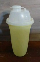 Tupperware 844-1 Quick Shake Drink Mixer Blender Shaker Yellow White Lid... - $19.16 CAD