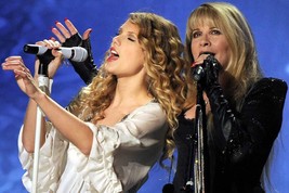 Beautiful Stevie Nicks &amp; Taylor Swift 8X10 Photo - £7.12 GBP