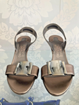 Salvatore Ferragamo Bronce Tacones Gatito sin Cordones Bronce Hebilla Za... - £178.97 GBP