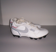 Nike Boys Size 4 White Gray Baseball Cleats Shoes New! - $14.95