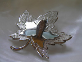 Vintage MONET Signed Etched &amp; Smooth Silvertone Maple Leaf Pin Brooch – marked - £7.46 GBP