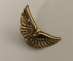 Gold Colored Wings Vintage Lapel Pin - $126.75 MXN