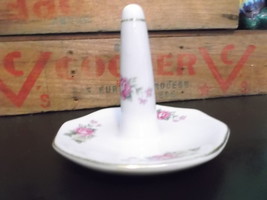 Ring Holder in Rose Design with Gold Trim - $154.70 MXN