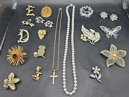 Vintage Gold Tone And Silver Tone 20 Pc Jewelry Sarah Coventry Brooches Necklace - $43.56