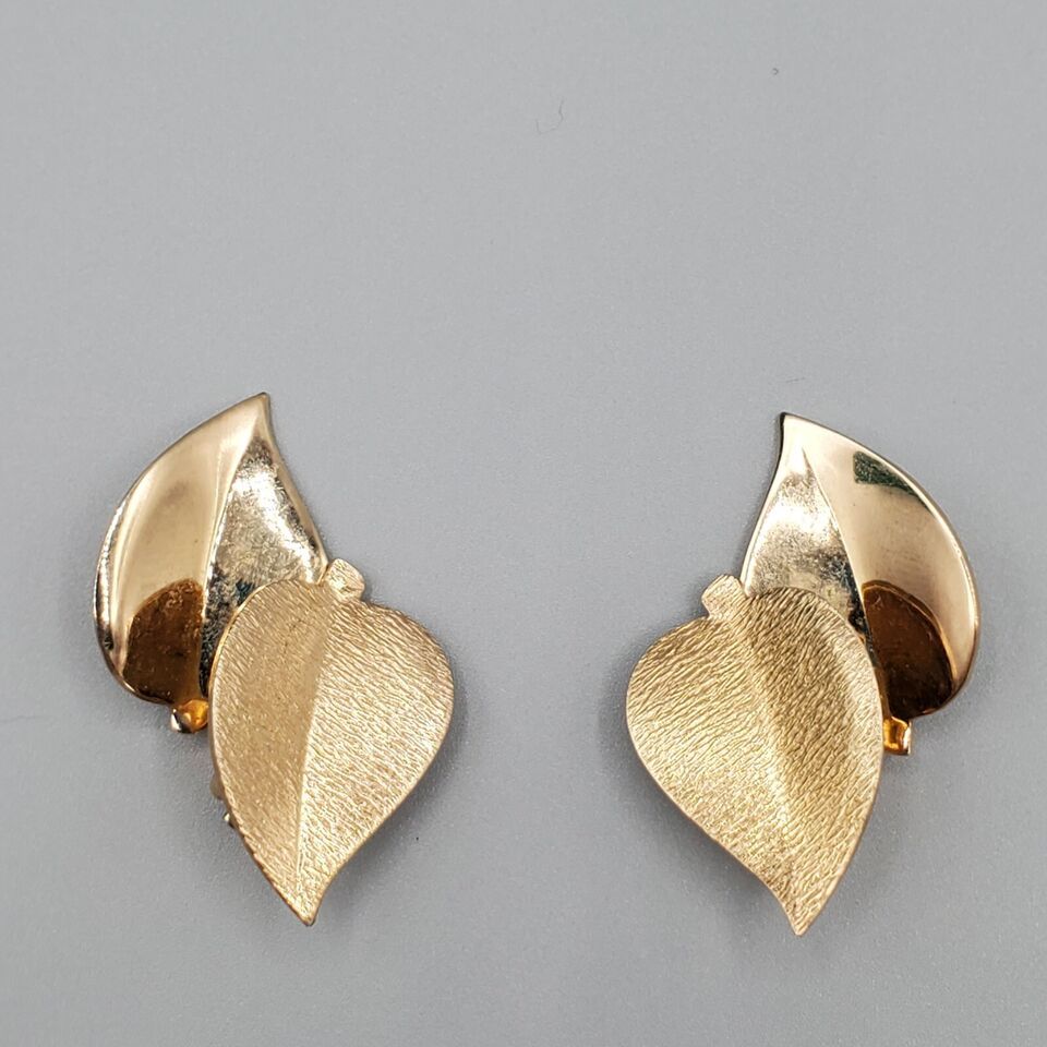 Vintage Emmons Earrings Clip On Gold Tone Leaves Huggie Mid Century MCM - $19.99