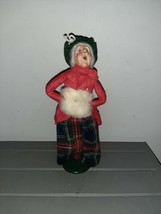 Byers Choice Carolers 1989 Woman Caroler Red Jacket Plaid Skirt &amp; Fur Ha... - $1,229.39 MXN