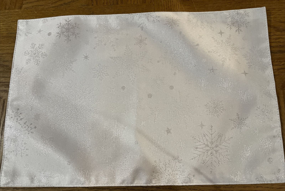 Christmas Tapestry Placemat White Glitter Snowflake-Brand New-SHIPS N 24... - $19.68