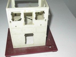 LIONEL PART - 445 SWITCH TOWER HOUSE W/BASE- NO TRIM- DAMAGED- M52 - £3.19 GBP