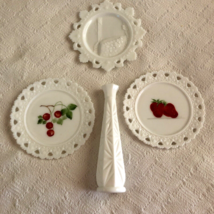 VTG Signed Scalloped Edge Milk Glass Hand Painted 7.5&quot; Plates, Incl. Bud Vase - £24.85 GBP