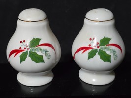 SOUTHINGTON By BAUM Salt &amp; Pepper Shaker Set VICTORIAN HOLIDAY Poinsettia - $273.44 MXN