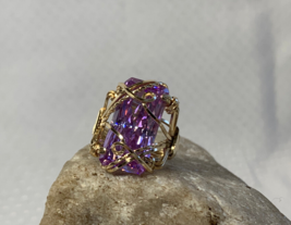 Vtg Custom Made Jewelers Gold Ring Size 6.5 Band Purple Glass Wrapped Filigree - £79.89 GBP