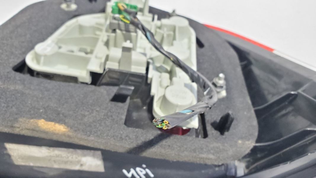 Left Tail Light Cracked OEM 2005 2006 2007 Volvo S40 Item image 7