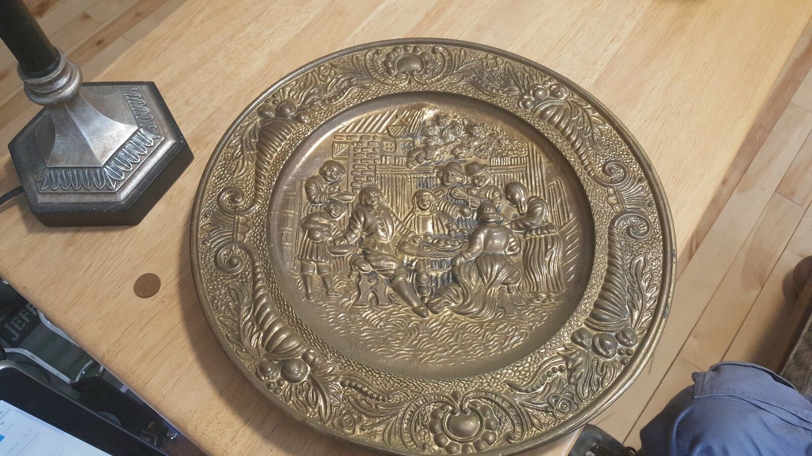 A &amp; G 14&quot; VINTAGE BRASS WALL HANGING PLATE PLATTER TRAY DISH ENGLAND SCENE - $8.90