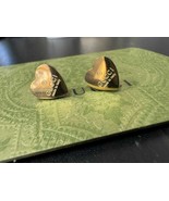 Gucci Button Heart Stamped Gold Tone Stud Earrings - $3,663.09 MXN