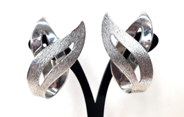 Sarah Coventry Vintage Textured Silver-tone Clip Earrings 1950s vintage 1 1/2&quot; - £9.62 GBP