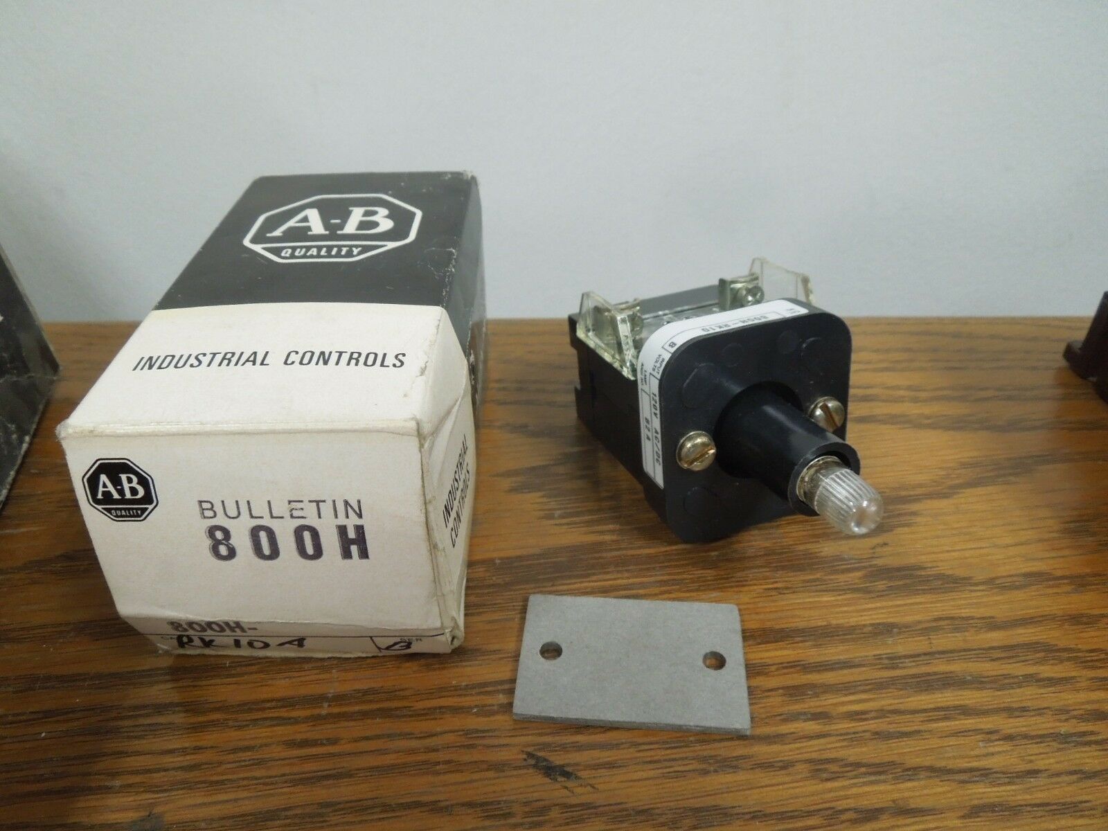 Allen-Bradley 800H-RK10 Pilot Light 120V Neon Type (No Lens) New Surplus - $125.00