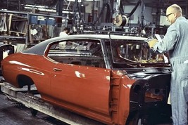 CHEVROLET CHEVELLE ASSEMBLY LINE FACTORY MAN WORKING 1970 4X6 PHOTO POST... - $8.65