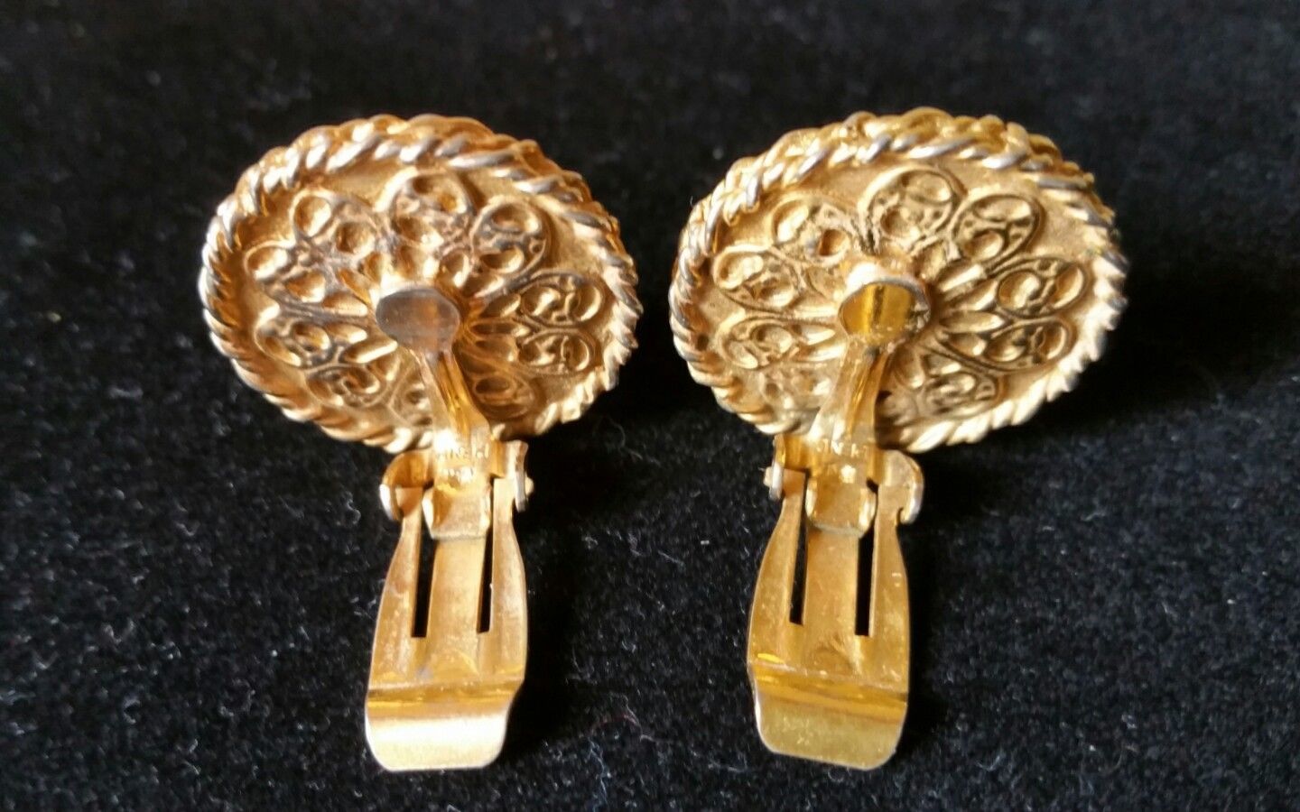 Unbranded Vintage Mid Century Gold Tone Faux Black Onyx Button Clip On Earrings Item image 2